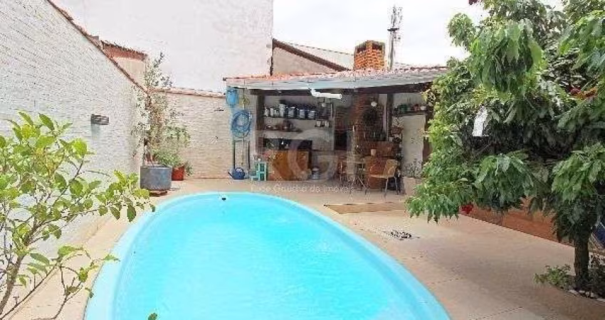 Casa em Porto Alegre, no bairro Hípica, com 3 dormitório(s), e 3 banheiros, à venda.