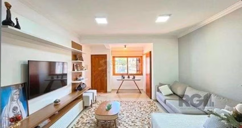 Casa em Porto Alegre, no bairro Guarujá, com 3 dormitório(s), e 3 banheiros, à venda.