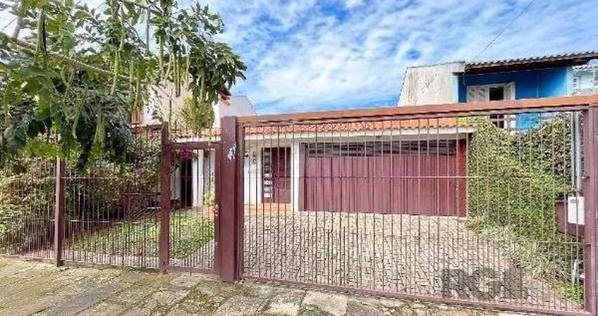 Casa em Porto Alegre, no bairro Guarujá, com 3 dormitório(s), à venda.