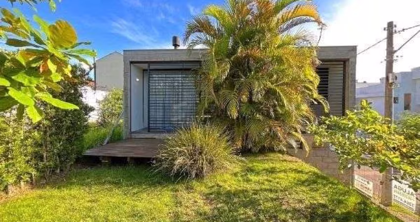 Casa em Porto Alegre, no bairro Guarujá, com 2 dormitório(s), e 2 banheiros, à venda.