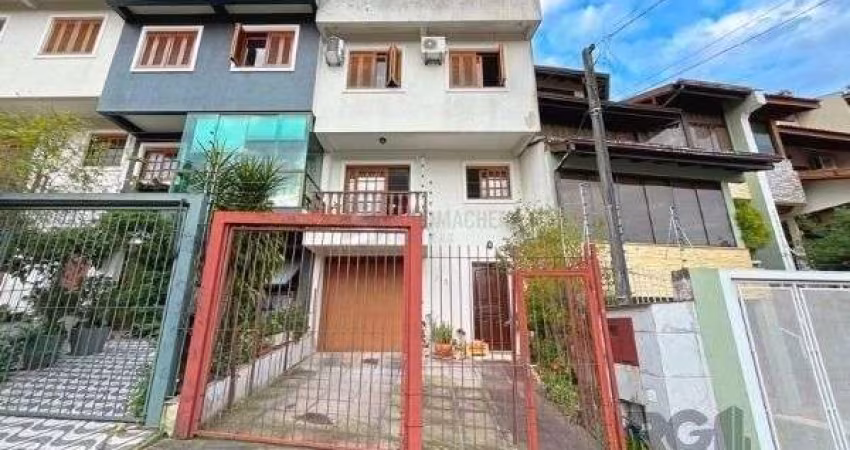 Casa em Porto Alegre, no bairro Ipanema, com 3 dormitório(s), e 3 banheiros, à venda.