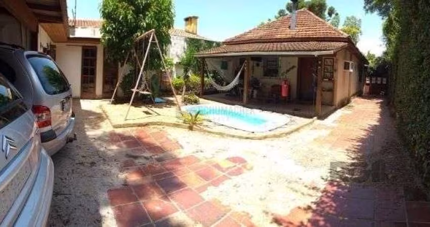 Casa em Porto Alegre, no bairro Guarujá, com 2 dormitório(s), e 2 banheiros, à venda.
