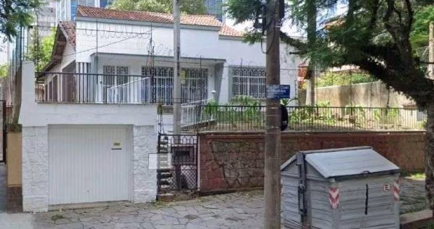 Casa em Porto Alegre, no bairro São João, com 4 dormitório(s), à venda.