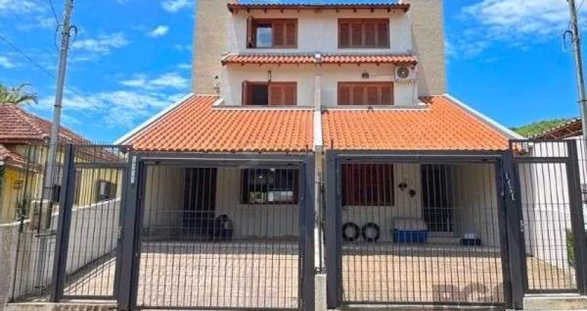 Casa em Porto Alegre, no bairro Tristeza, com 3 dormitório(s), e 3 banheiros, à venda.