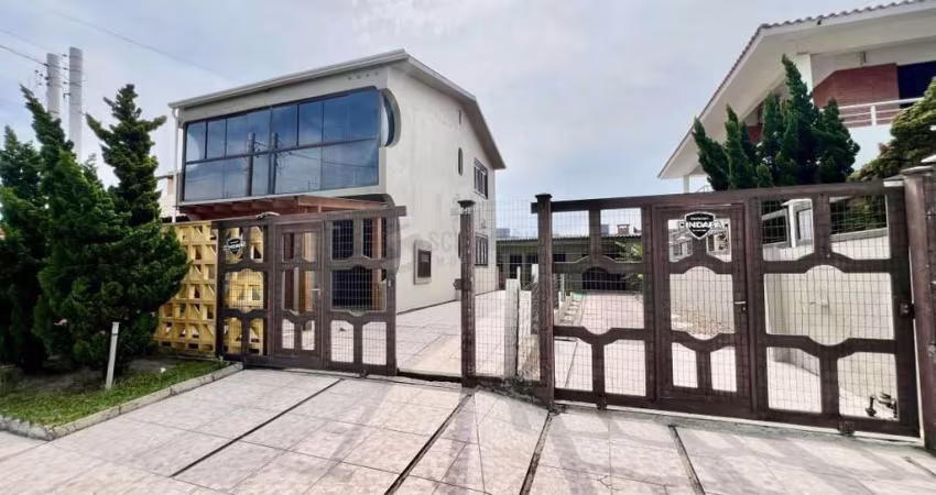 Casa ampla com pátio e 5 dormitórios, localizada no Centro de Imbé, a 200 metros do Mar.