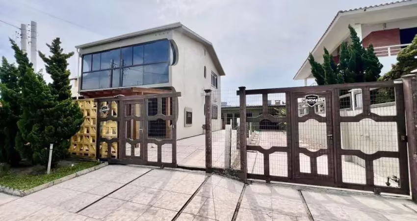 Casa ampla com pátio e 5 dormitórios, localizada no centro de imbé, a 200 metros do mar.