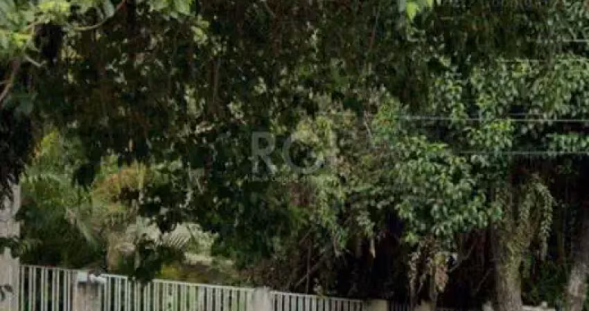 Casa com quatro (4) dormitórios, duas (2) vagas de garagem, no bairro passo da areia em porto alegre.