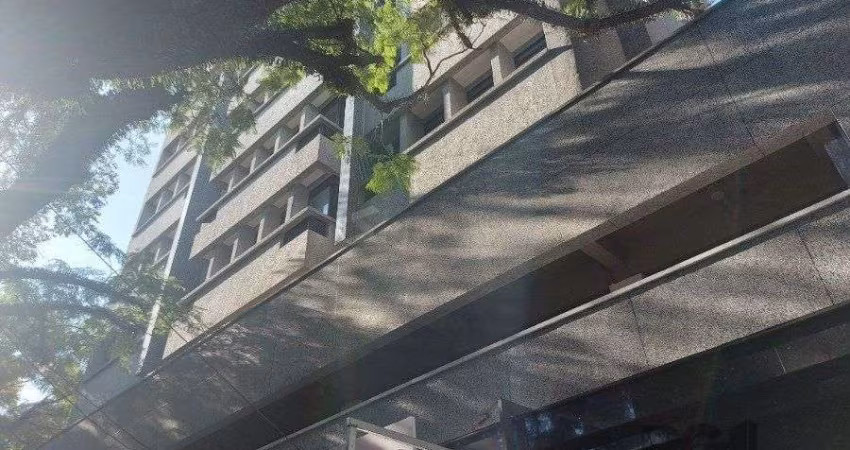 Impecável e bem localizada sala comercial, medindo 44,76 m², com 1 box coberto, localizada no Moinhos de Vento, junto a Rua Vinte e Quatro de Outubro