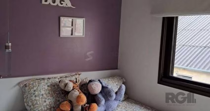 Apartamento de dois quartos, suíte e uma vaga de garagem no bairro Santana em Porto Alegre.