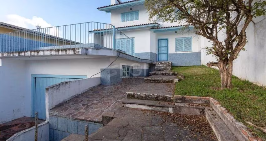 Casa com piscina em localização nobre no bairro Tristeza com vista para Rio Guaíba.