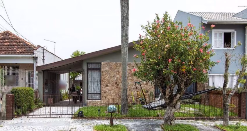 Casa térrea, 3 quartos, 2 banheiros, com pátio no Bairro Cavalhada