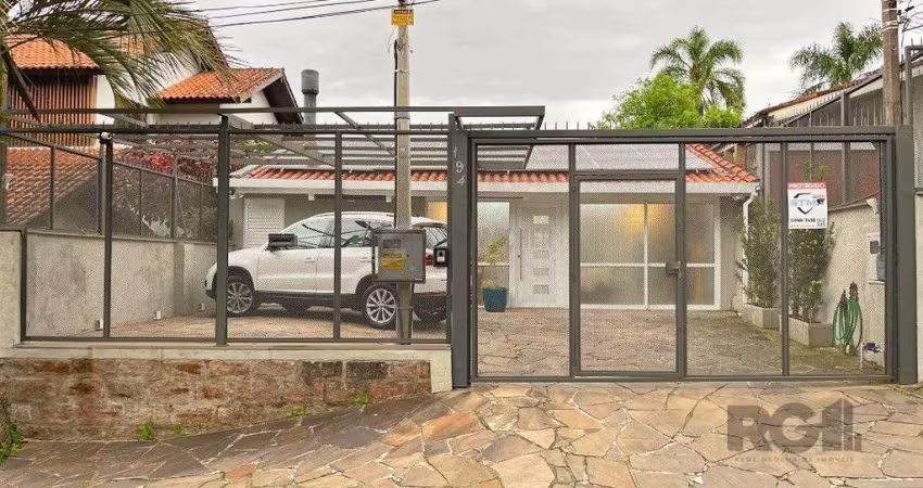 Casa com Sobrado reformado, de dois pisos, com 3 dormitorios sendo duas suítes