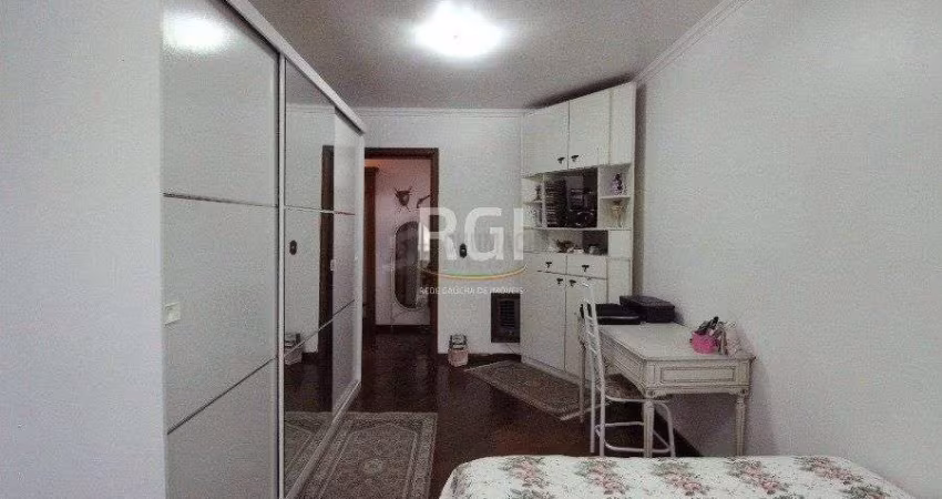 Casa para Venda - 280m², 3 dormitórios, 2 vagas - Petrópolis