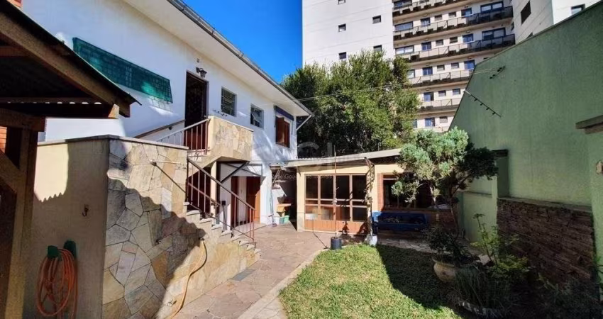 Casa para Venda - 250m², 4 dormitórios, sendo 1 suites, 4 vagas - Centro