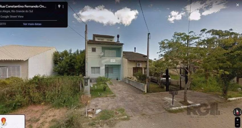 Casa, estilo sobrado, com 03 dormitórios (01suíte) e 02 vagas, no bairro Hípica, em Porto Alegre, RS.