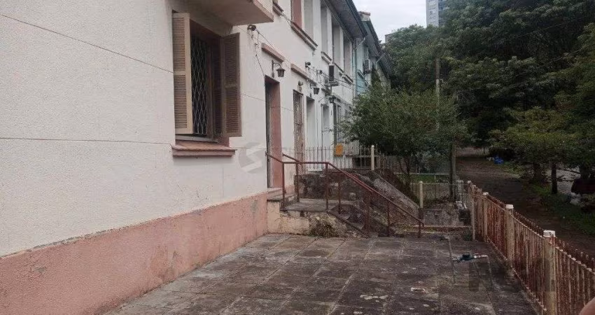 Sobrado no bairro Petrópolis com amplo terreno
