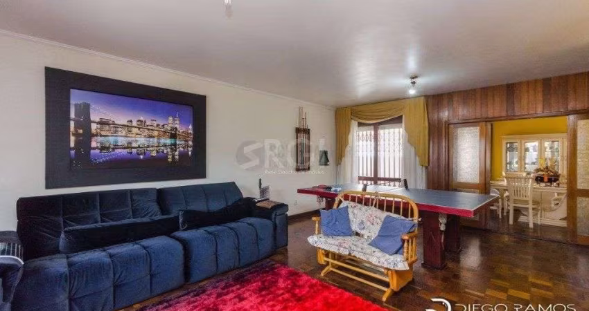 Casa para Venda - 243m², 3 dormitórios, sendo 1 suites, 2 vagas - Jardim Lindóia