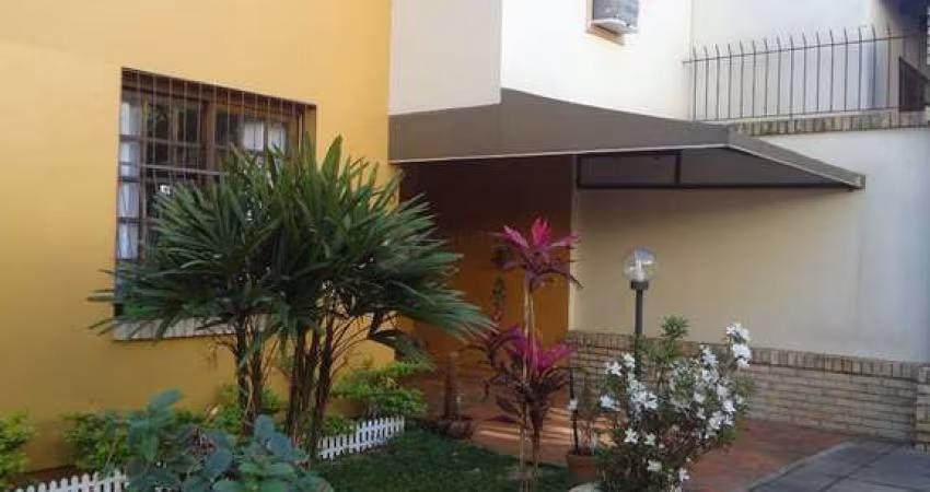 Casa em condomínio, com 3 dormitórios, sendo 1 suíte, 1 vaga coberta, no bairro Cavalhada, Porto Alegre, RS