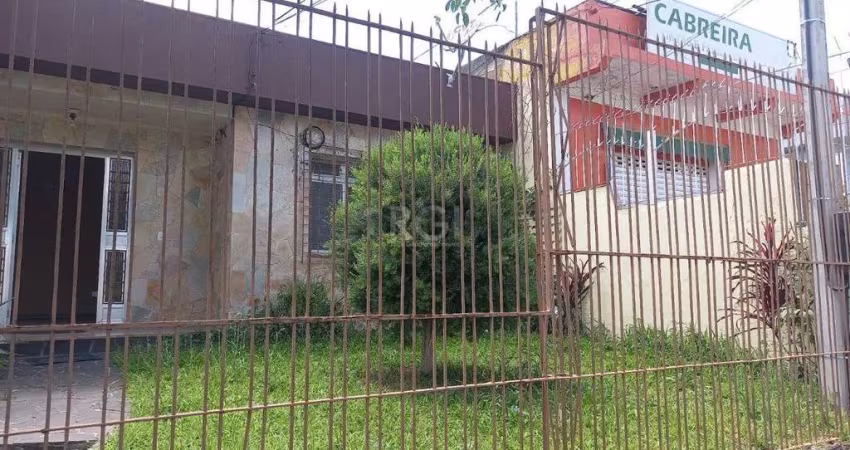 Casa com 03 dormitórios e 01 suíte no Bairro Partenon Porto Alegre/RS