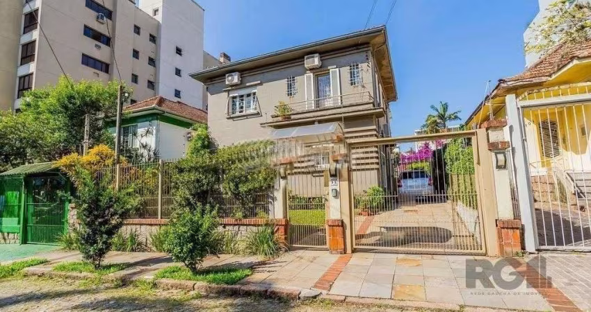 Casa 3 dormitórios, sendo 1 suíte, 636,29 m² de área privativa e 5 vaga(s) de garagem. Localizado na Rua Zamenhoff, no bairro São João em Porto Alegre.