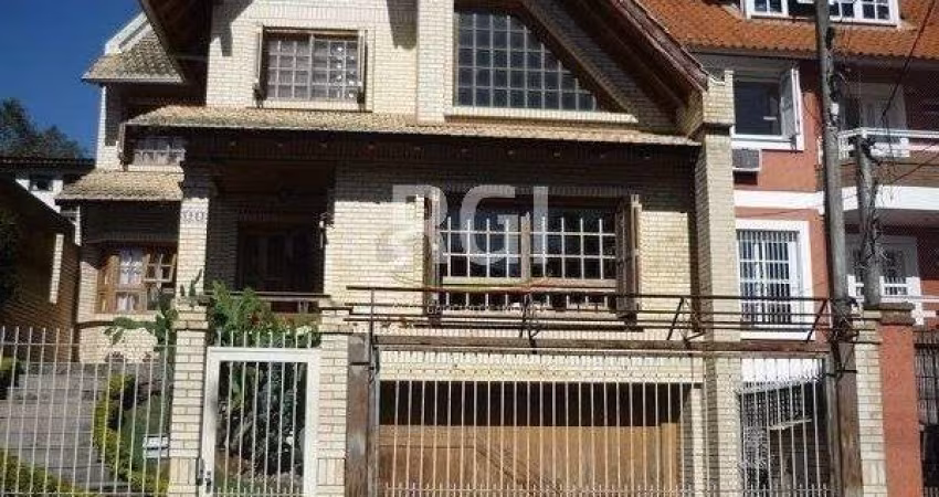 Casa para Venda - 240m², 3 dormitórios, sendo 1 suites, 4 vagas - Tristeza