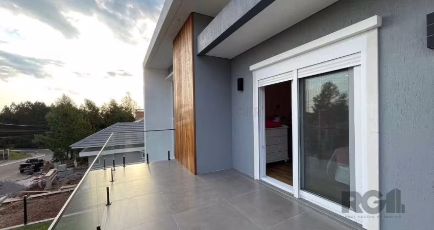 Linda Casa Ampla com 3 Suítes Construída Recentemente em Condomínio no Bairro Nobre de Gramado