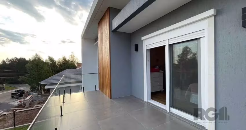 Linda casa ampla com 3 suítes construída recentemente em condomínio no bairro nobre de gramado