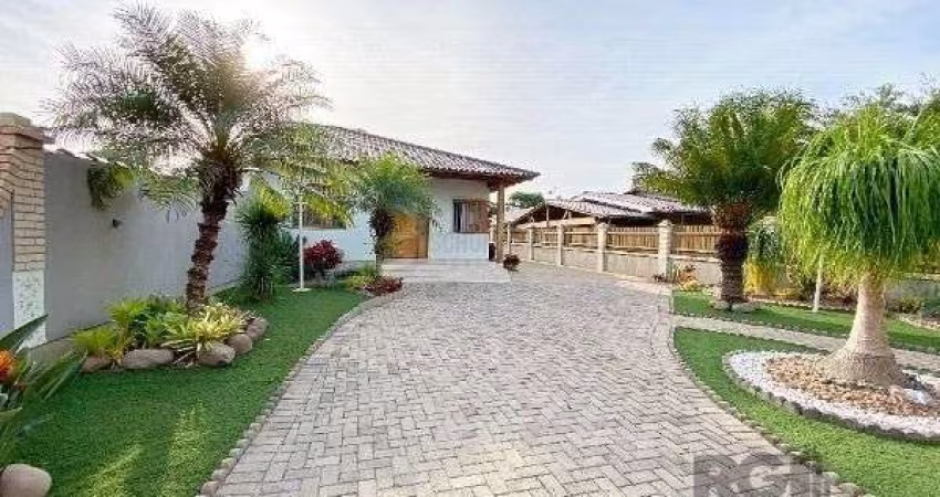 Casa em Porto Alegre, no bairro Belém Novo, com 3 dormitório(s), e 3 banheiros, à venda.