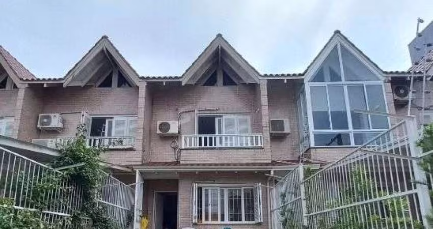 Casa em Porto Alegre, no bairro Guarujá, com 2 dormitório(s), e 2 banheiros, à venda.