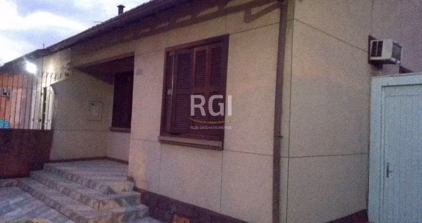 Casa de 3 dormitórios, vagas e pátio - passo da areia