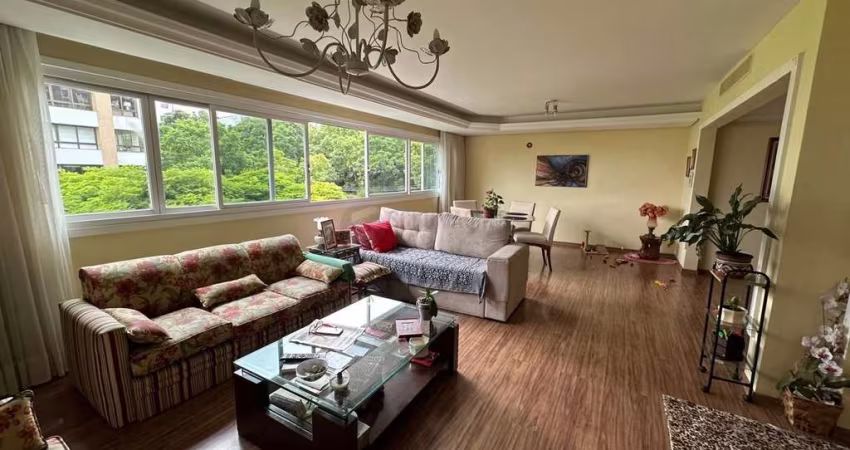 Vende-se amplo apartamento 3 quartos com suíte, 2 vagas - 153m² - Bom Fim