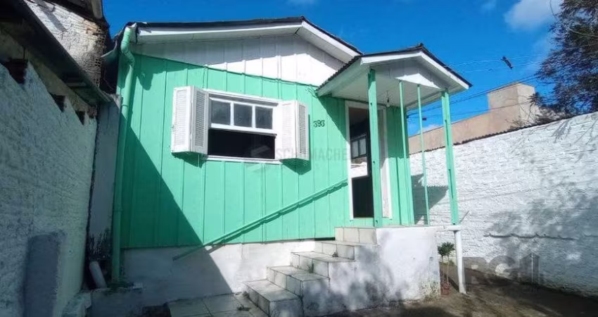Casa térrea de 2 quartos, sala, cozinha, banheiro social e pátio.