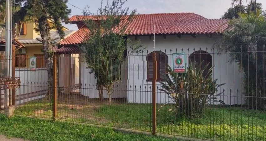 Casa no Guarujá de 4 dormitórios e 4 vagas