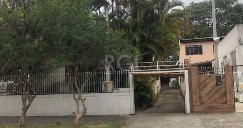 Casa/terreno medindo 200m² de privativo, 550m² totais no bairro Partenon, 9 vag