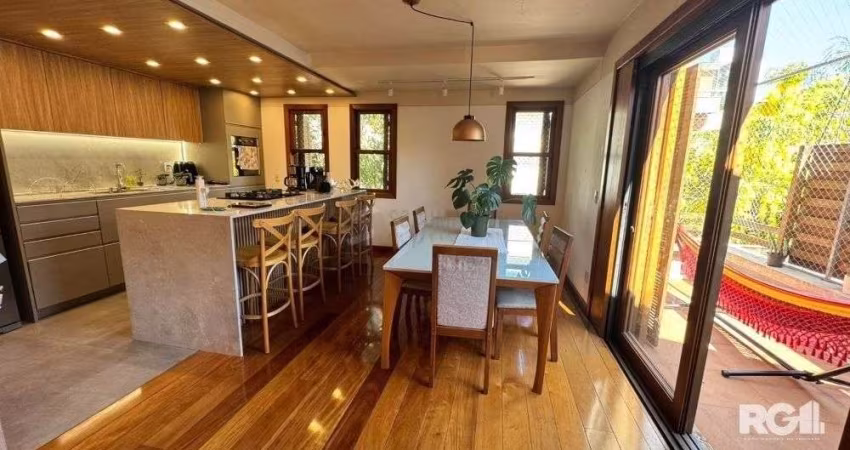 CASA ESPETACULAR EM PETRÓPOLIS - 3 SUÍTES + 2 BANHEIROS - GARAGEM PARA 4 CARROS - CÓD. RP390775