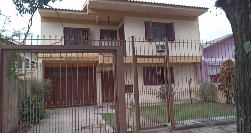 Casa 03 dormitórios, com páteo