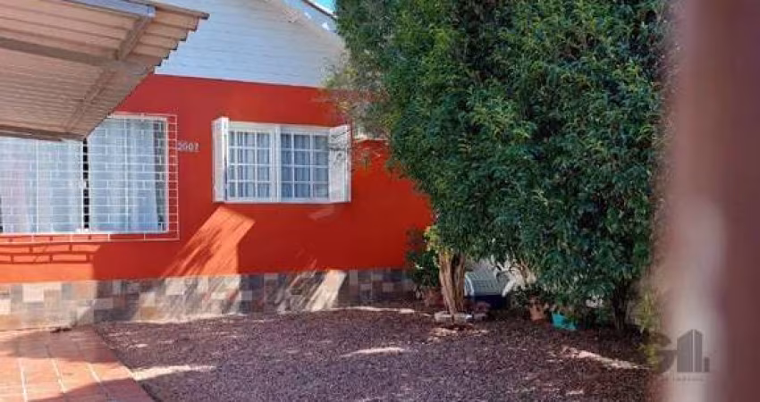 Casa de alvenaria, possuí 1 dormitório, 1 suíte, cozinha, 2 salas, 2 banheiros.