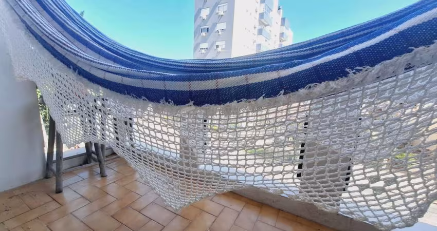 Apartamento com sacada, dois dormitórios e 1 vaga bairro Petrópolis - Porto Alegre /RS
