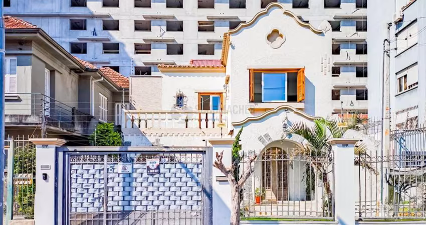 Casa com piscina e 5 vagas em frente ao Zaffari na Luiz Afonso
