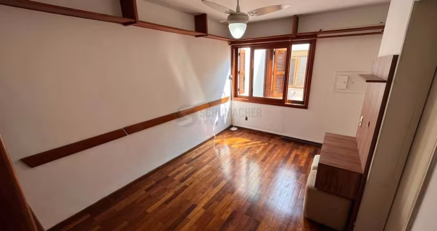 Apartamento de dois quartos e uma vaga de garagem no bairro Petrópolis em POA/RS