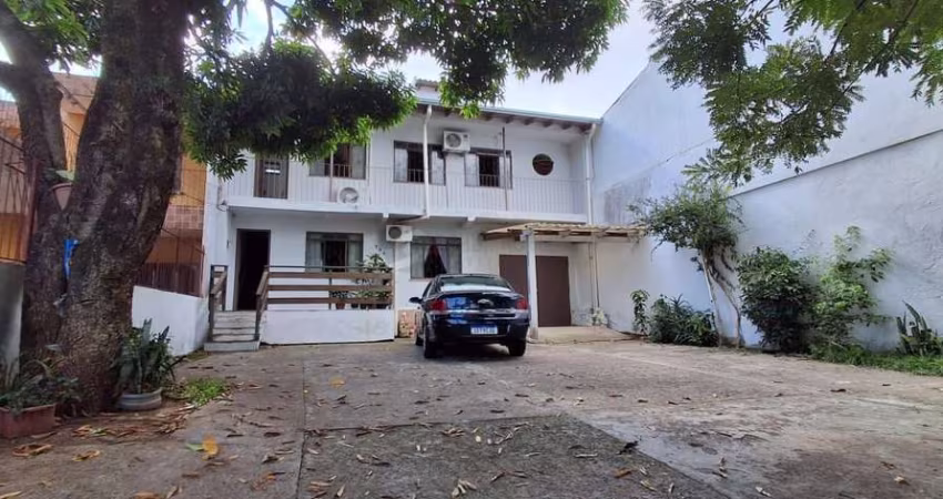 Casa ampla de 2 pavimentos com 4 dormitórios, 1 suite e 4 vagas no bairro Santa Tereza!