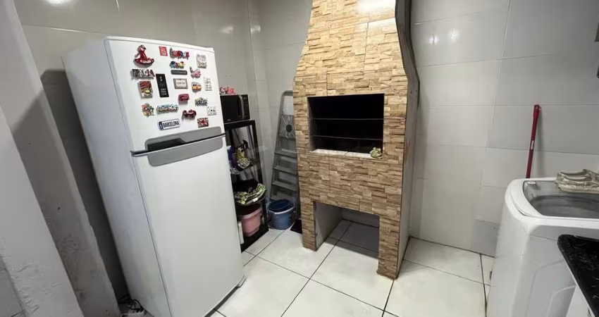 Casa de dois quartos, uma vaga de garagem, em condomínio fechado em Porto Alegre