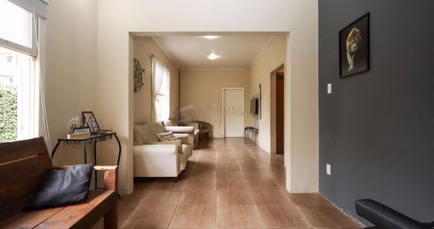 Casa semimobiliada com 188 m² de área privativa com 3 dormitórios sendo 1 suíte e 4 vagas de garagem.