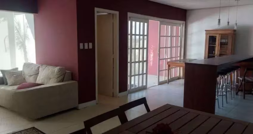Sobrado com, 3 quartos sendo 1 suíte com hidro, no bairro glória.