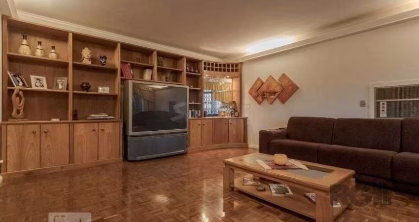 Casa com 04 dormitórios no Bairro Chacara das Pedras Porto Alegre