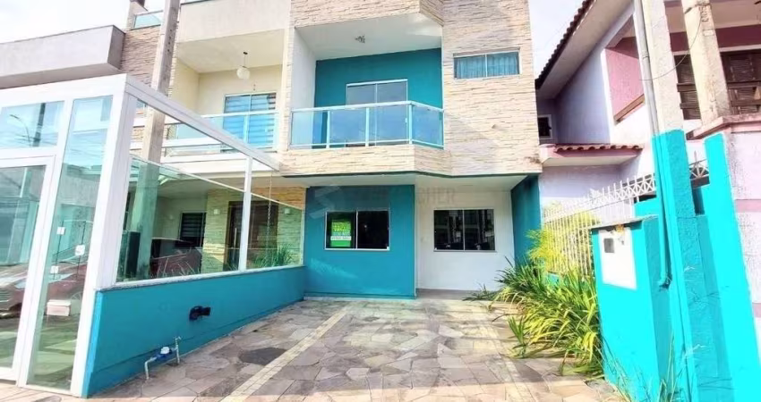 Casa à venda na Hípica, 3 dormitórios, suíte com closet, sótão com churrasqueira e terraço, condomínio fechado com lazer