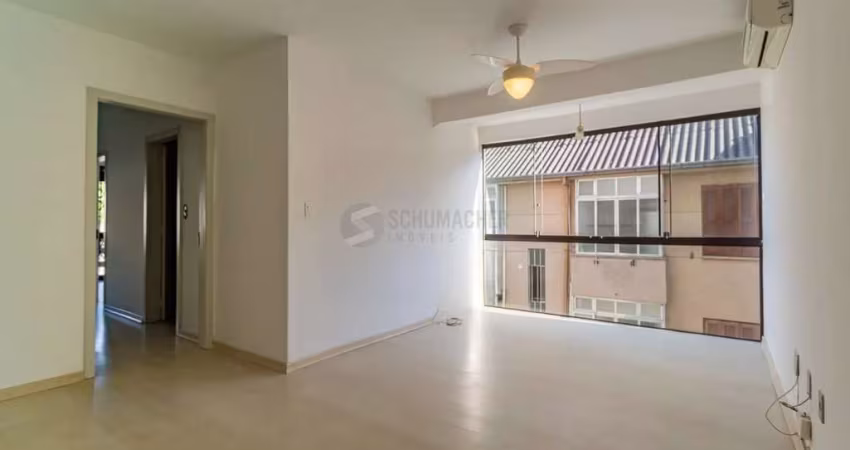 Apartamento com 3 dormitórios e 1 vaga de garagem no bairro Azenha.
