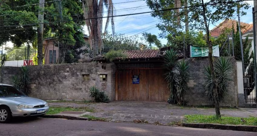 Ampla casa com pátio Bairro Teresópolis