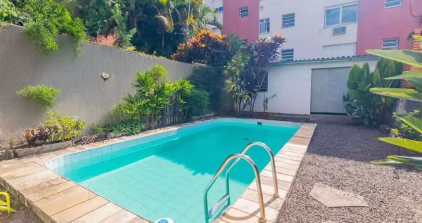 Casa com 255 metros privativos e pátio com piscina no bairro higienópolis