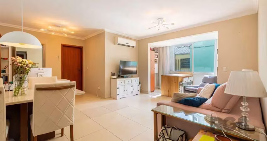 Apartamento de três quartos, suíte e uma vaga de garagem no bairro petrópolis em porto alegre.